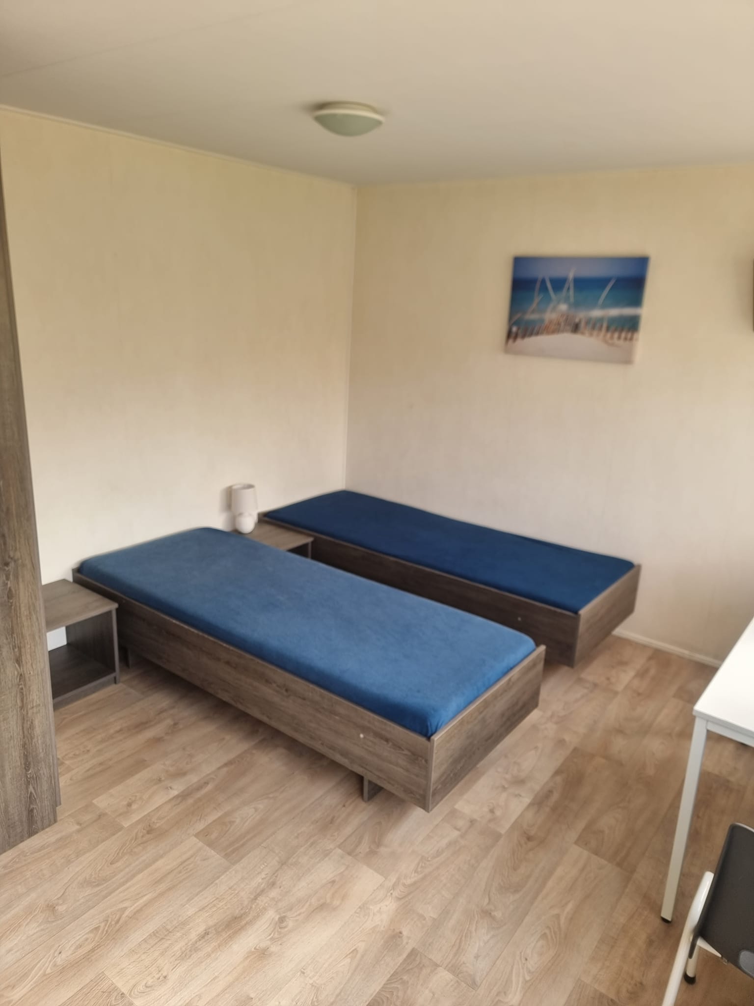 Camping De Krabbeplaat, bed, wand, tafel